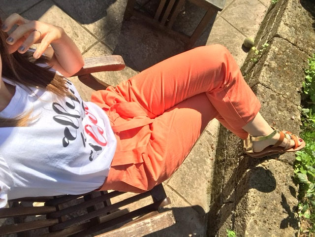 PANTALONI A CAROTA CON CINTA